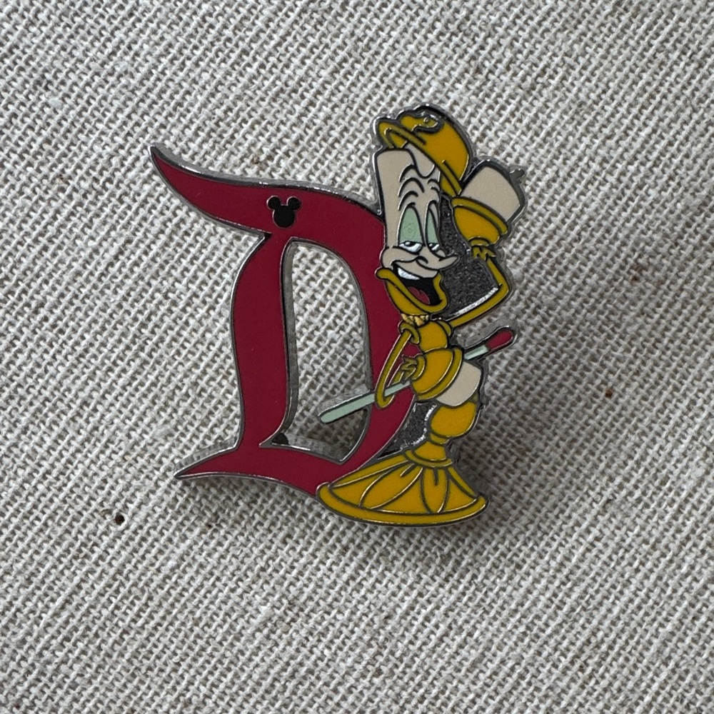 Disneyland Hidden Mickey D pin Lumiere